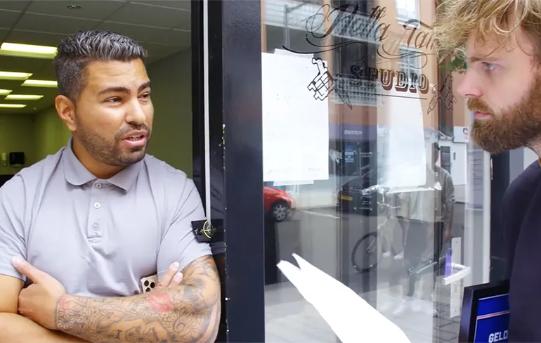 Wait What: Kamiar van Hella Tatts zet prijzen op hoofden van ex-werknemers