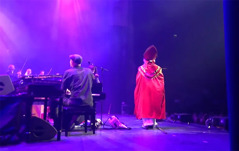 Wait what... Verona van de Leur als pikante Sinterklaas