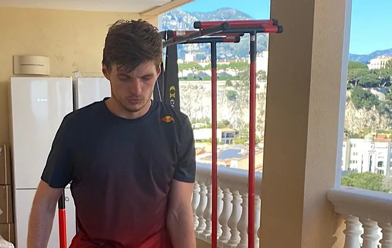 Wait what: Zijn er foto's van Max Verstappen in geboortekostuum uitgelekt?