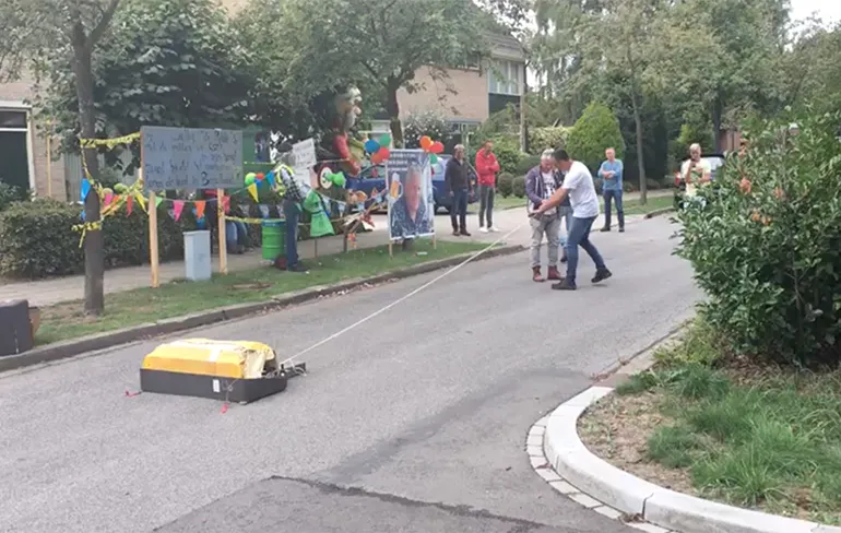 Walter is 50 jaar geworden en mocht nood slide vliegtuig opblazen