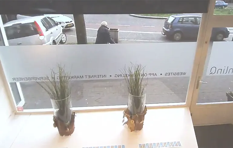 Wandelende opa heeft geluk als bejaarde vrouw auto in gevel ramt