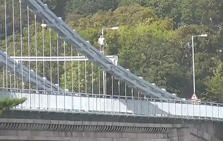 Wanne gek joh: Man krijgt geen bier in pub, dus klimt op brug