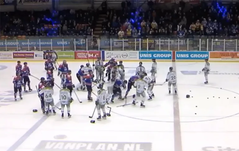 Warming up UNIS Flyers Heerenveen vs Microz Eaters Limburg wordt matpartij