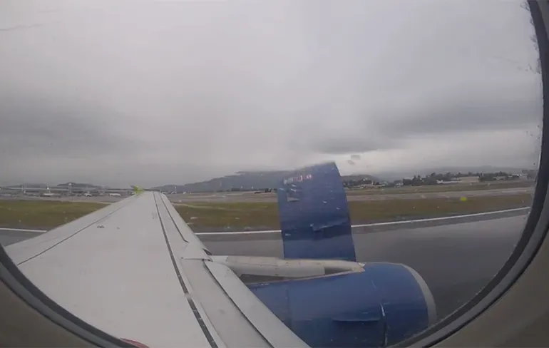 Wat je absoluut niet wilt zien tijdens het opstijgen: Dag cover motor!