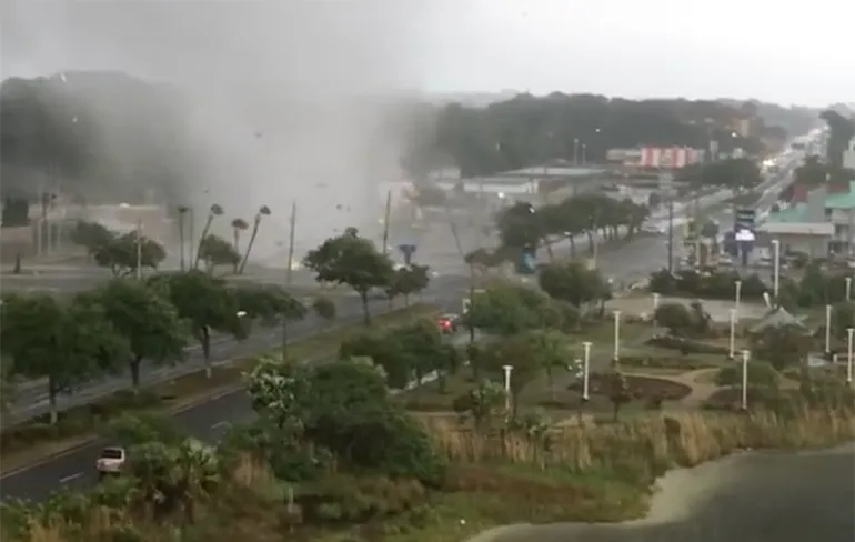 Waterhoos komt aan land in Florida, Dave legt alles vast!