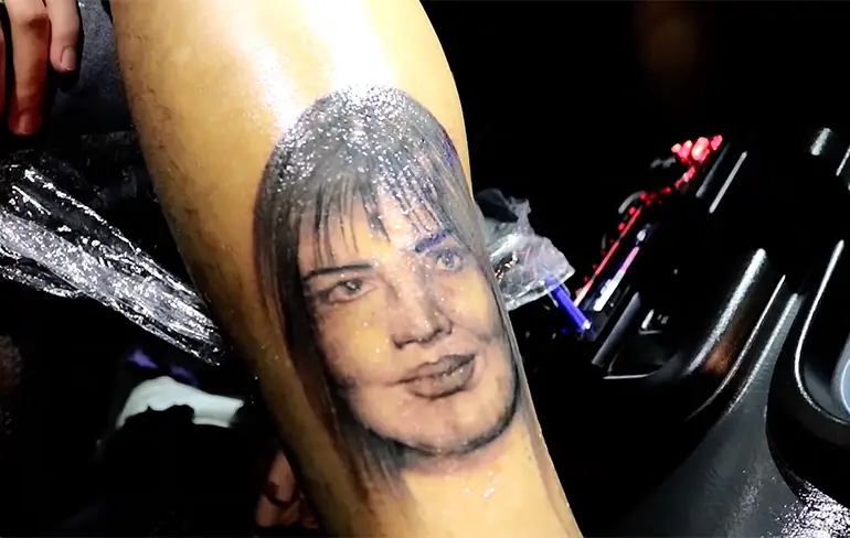 Weddenschap verloren, dus Famke Louise tattoo laten zetten...