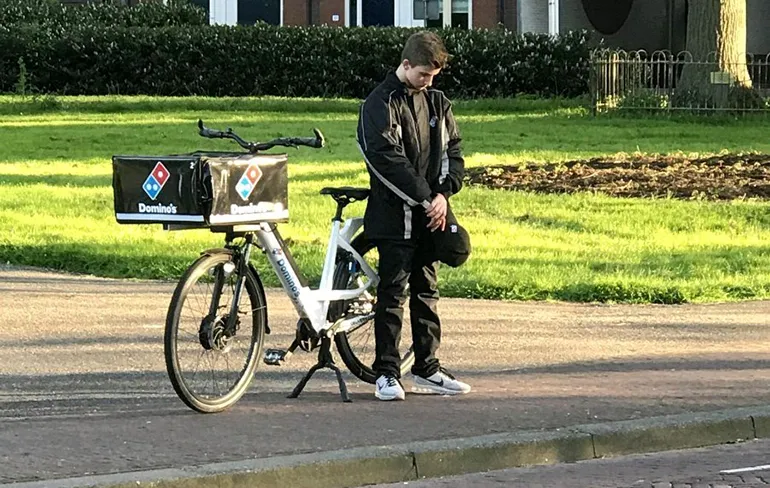 Wederom lof voor pizzakoerier die herdenkt tijdens bezorging