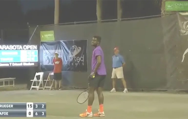 Wedstrijdje tennis verstoord door amoureus koppeltje