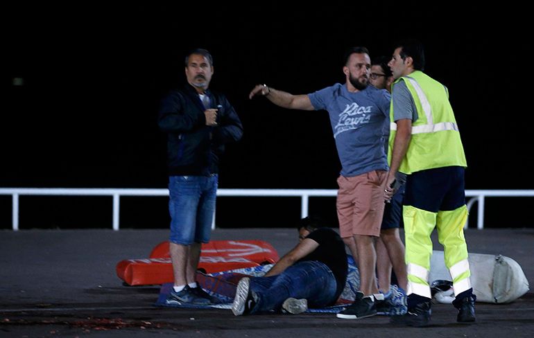 Weer terreuraanslag in Frankrijk: Vrachtwagen in Nice op menigte ingereden