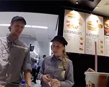 Werken bij McDonald's terwijl je er niet werkt!