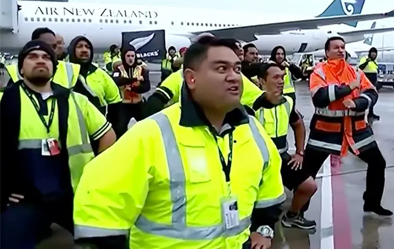 Werknemers Air New Zealand halen All Blacks binnen met Haka