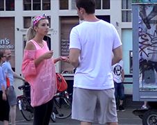 Whatever vraagt 200 Nederlandse dames of ze sex willen hebben