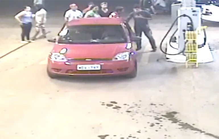 When Shit hits the Fan: Beetje matten escaleert enorm bij een benzinestation