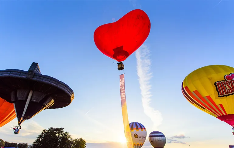 Whoppa, feestje is hier met Mysteryland Livestream vanuit een luchtballon