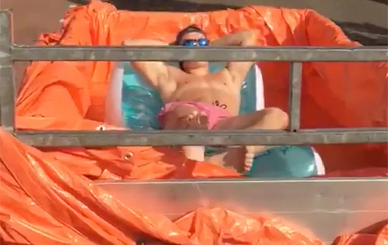 Wie wil er ook dobberen in een rijdend zwembad?