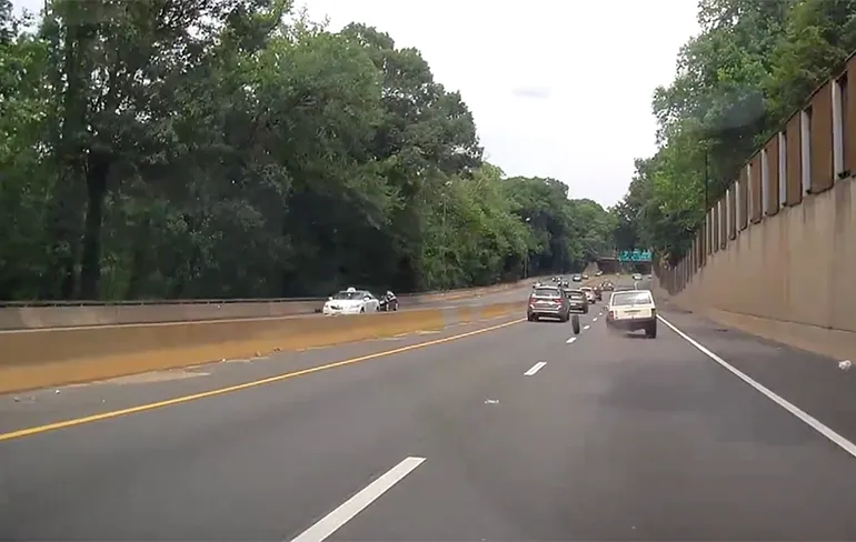 Wiel gaat er midden op de snelweg richting Washington DC vandoor