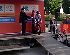 Wielrenner maakt nare val van podium tijdens NK Tijdrijden
