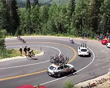 Wielrenner vergeet af te remmen voor bocht in Tour of Utah