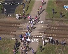 Wielrenners willen niet stoppen voor trein Parijs-Roubaix