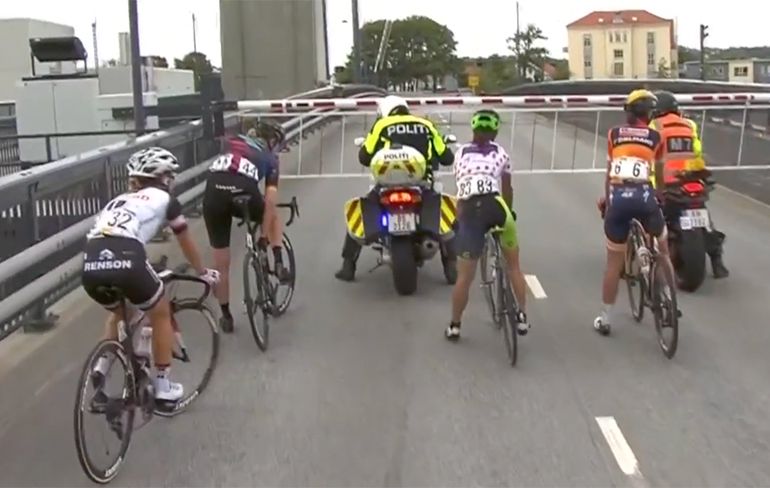 Wielrensters moesten even wachten op open brug tijdens ronde van Noorwegen