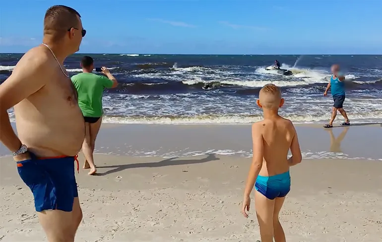 Wild zwijn duikt op uit zee en valt badgasten aan
