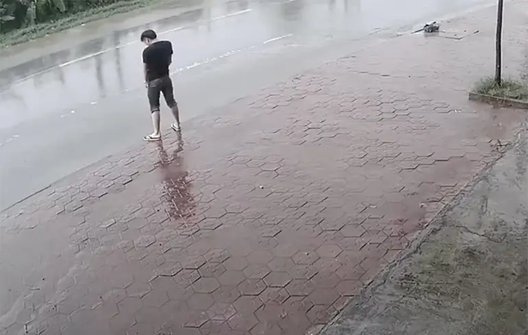 Wildplasser langs kant van de weg maakt kennis met Moedertje Karma