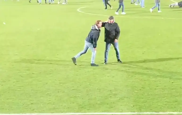 Willem II-supporter doet hilarische warming-up tijdens pitch invasion