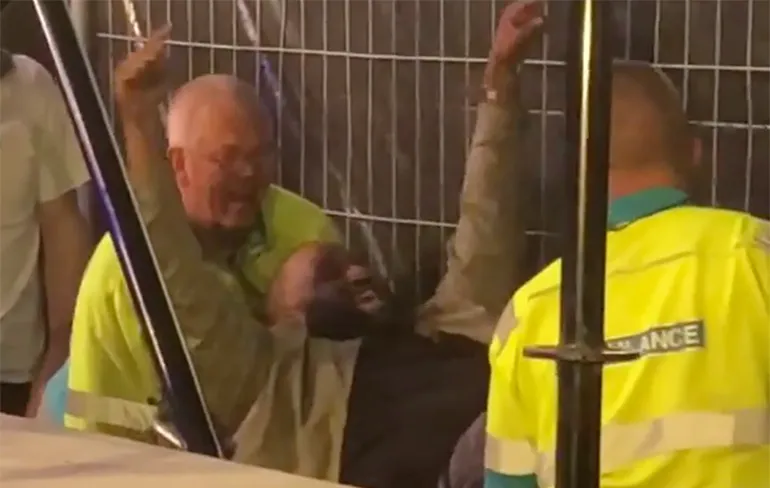 Willie Wartaal breekt enkel, feest verder als hij weggedragen wordt