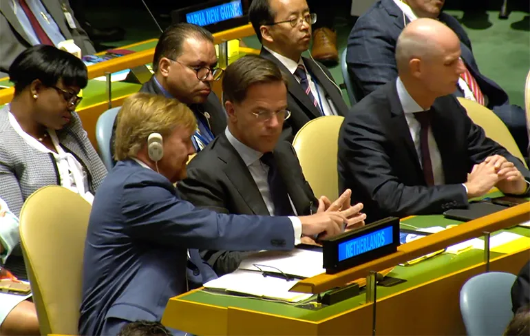 Willy en Rutte bekijken lollig videootje uit de Groeps-App