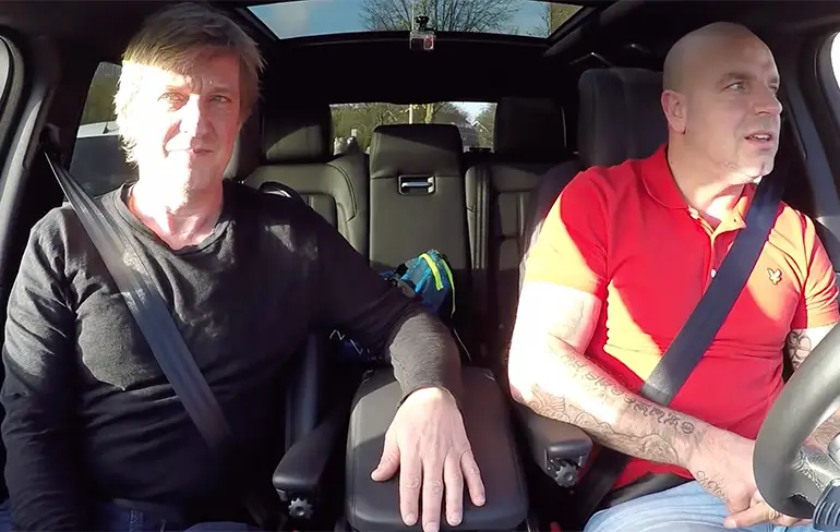 Wim Kieft in de auto bij Andy van der Meijde