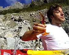 Wingsuiters bezorgen chicken wings met 200 kilometer per uur!