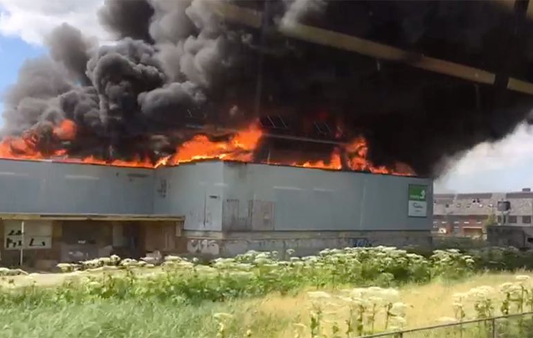 Winkels verwoest door zeer grote brand in Berkel in Rodenrijs