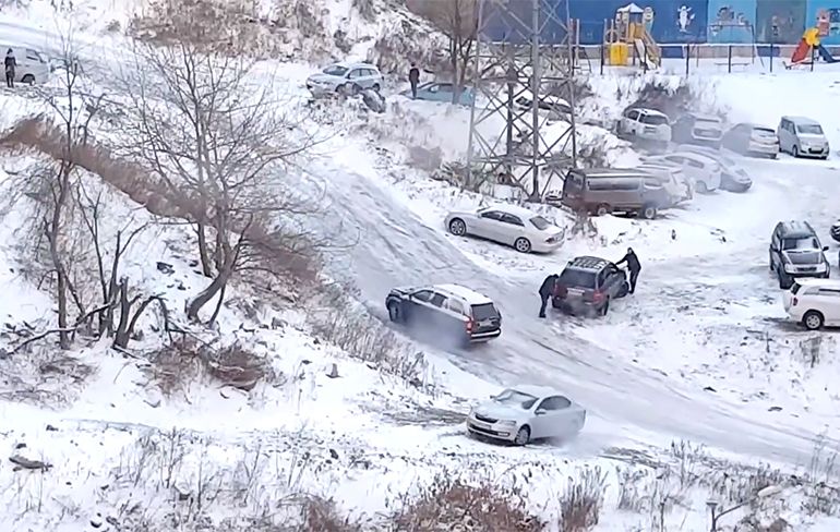 Winters weer zorgt voor uitdagingen voor automobilisten in Vladivostok