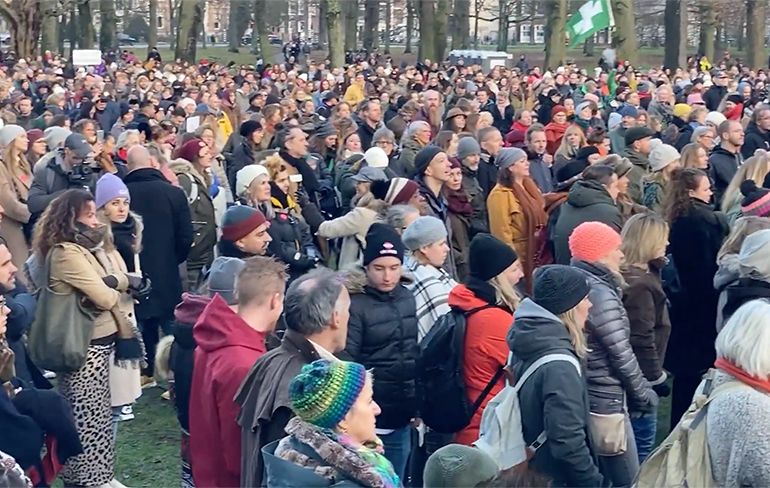 Woede om 1750 betogers bij coronademonstratie in Haarlem