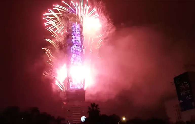 Wolkenkrabber Taipei 101 voorzien van vuurwerk om 2018 in te luiden