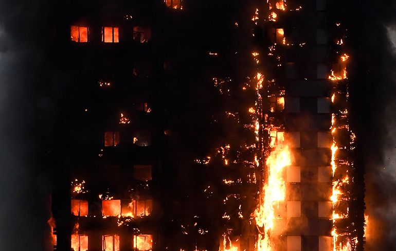 Woontoren met 27 etages in Londen brand helemaal af