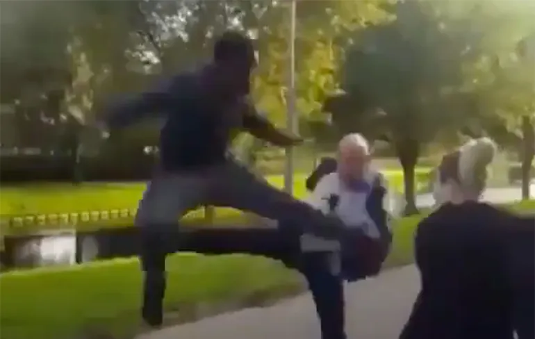 Woordenwisseling ontaard in uitdelen vliegende karatetrap na scheldwoord...