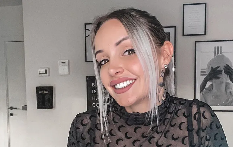 Wow, Temptation Island verleidster Pommeline heeft gigantische tattoo op haar bil