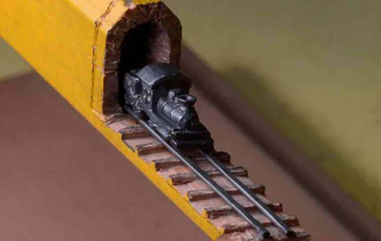 Wow: Trein op rails uit potlood gesneden