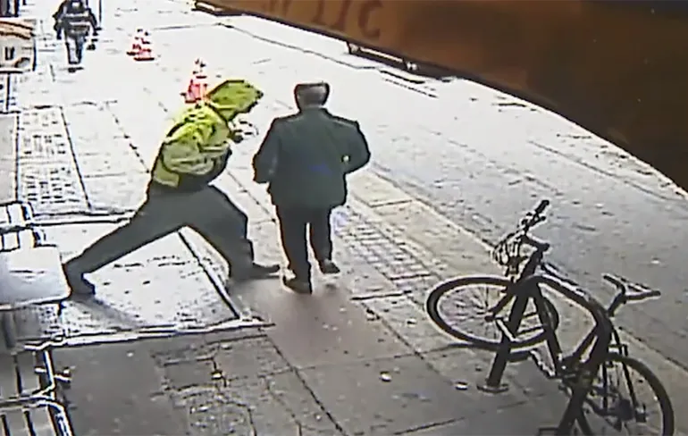 WTF: Anders duw je iemand toch onder een vrachtwagen in LA