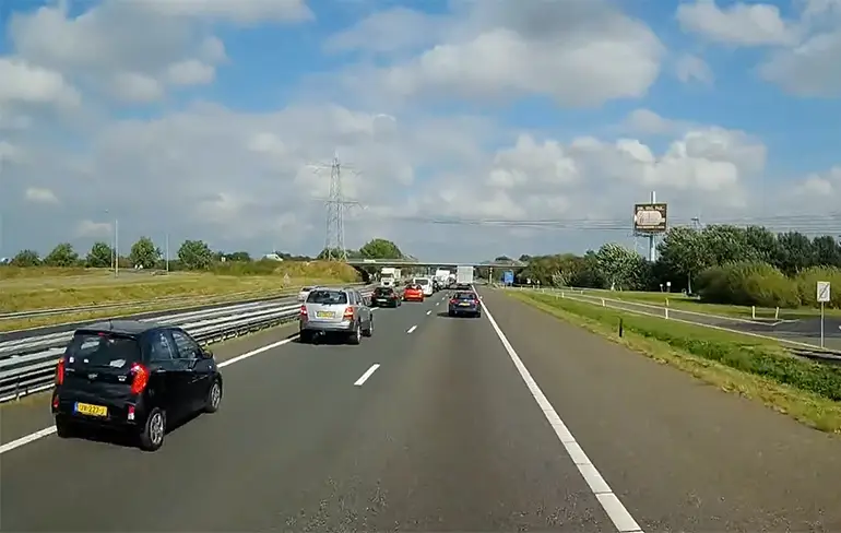 WTF: Auto probeert links over de vangrail in te halen op de A59?