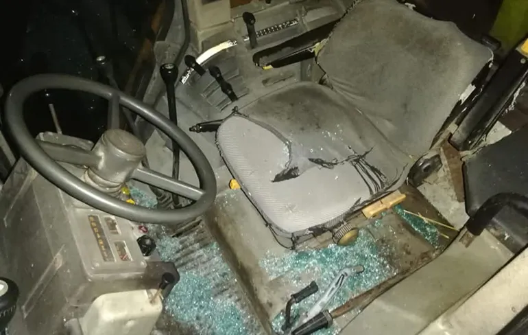 WTF, demonstrerende boer klem gereden, pepperspray gebruikt en ruit ingeslagen