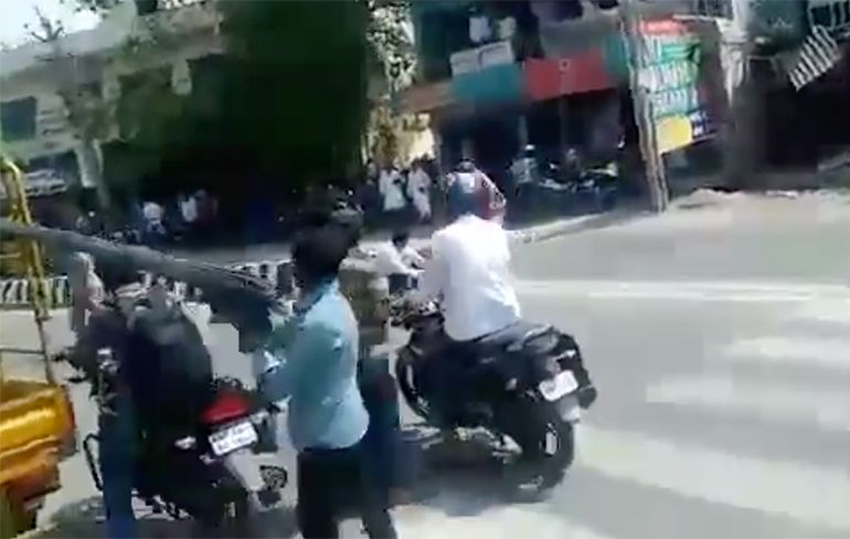 WTF: Indiër doodgehakt in drukke straat, niemand doet iets!