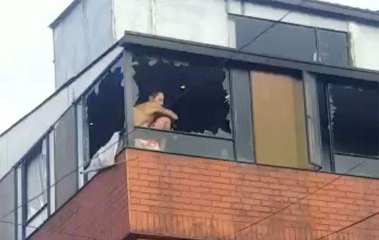 WTF: Man in Colombia is levensmoe en springt van gebouw