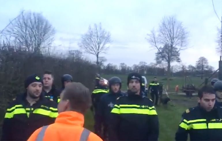 WTF: Politie en ME voeren charges uit bij zendmast in Staphorst