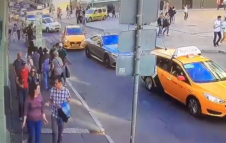 WTF: Taxi rijdt in op mensen in Moskou