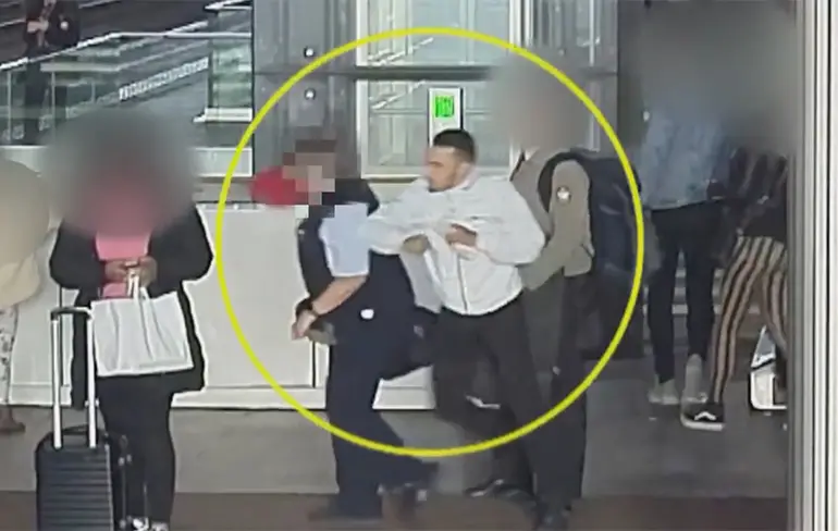 WTF: Zwartrijder slaat 63-jarige conductrice Knock Out op station Breda