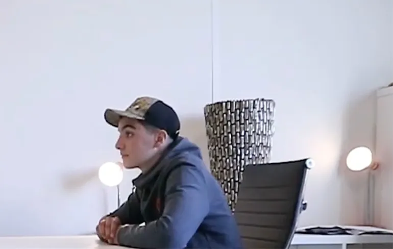 Youness Ouaali heeft interview met 15-jarige jongen die mannen bespuugde