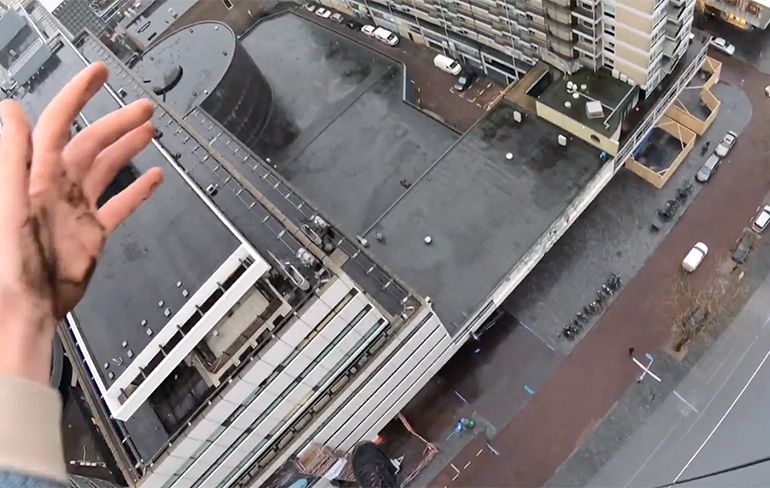 Youtuber haalt levensgevaarlijke stunt uit aan gebouw midden in Rotterdam