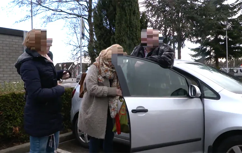 Youtuber pakt samen met politie pedofiel op met verborgen camera actie